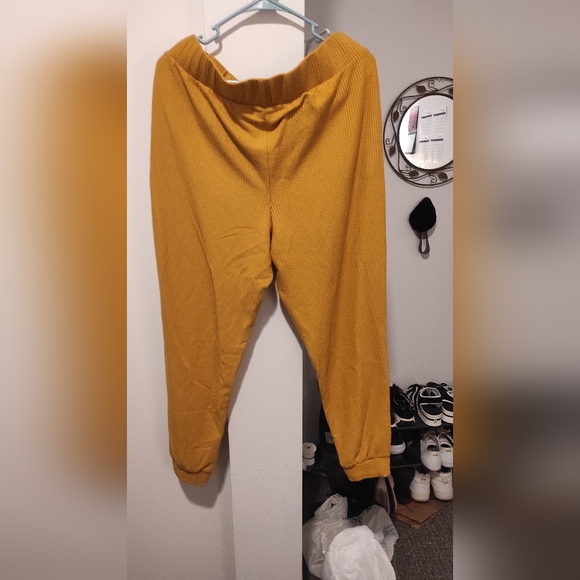 Two-piece top and pant - Picture 4 of 5